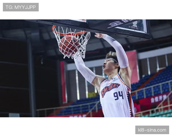 上海久事王哲林高位策应 中锋传球能力丰富战术发起选择